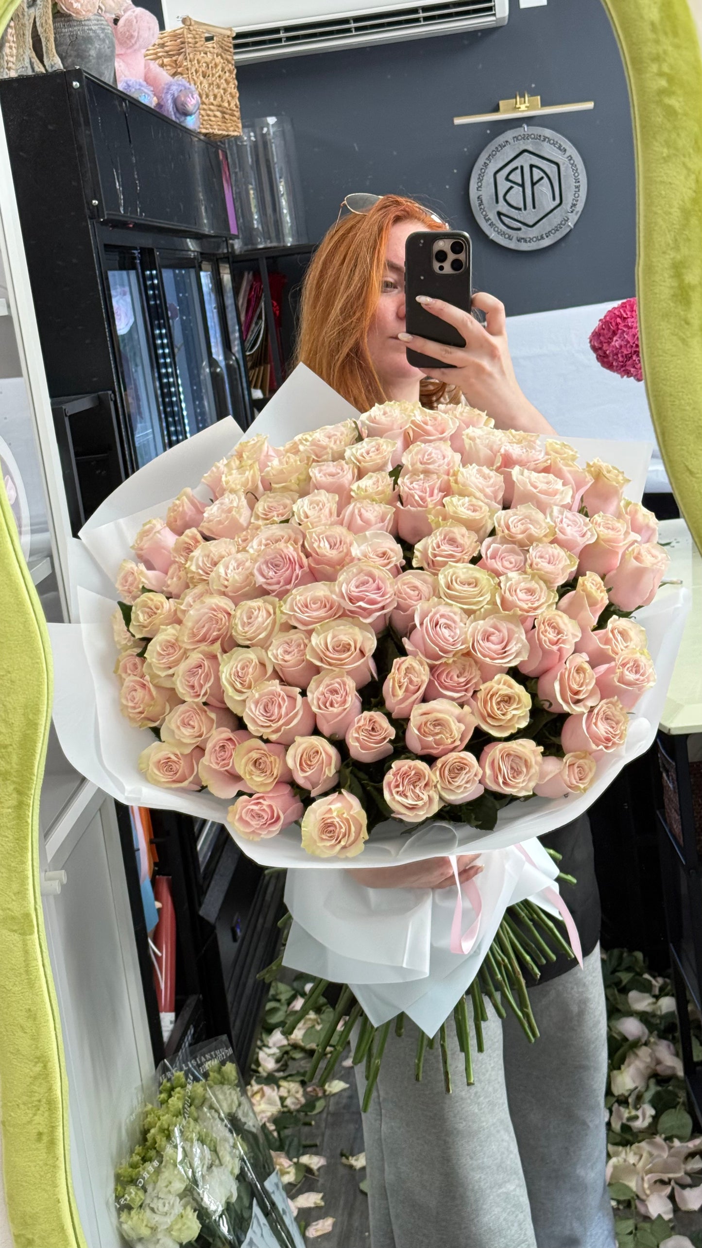 Pink mondial roses mono