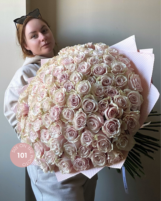Pink mondial roses mono