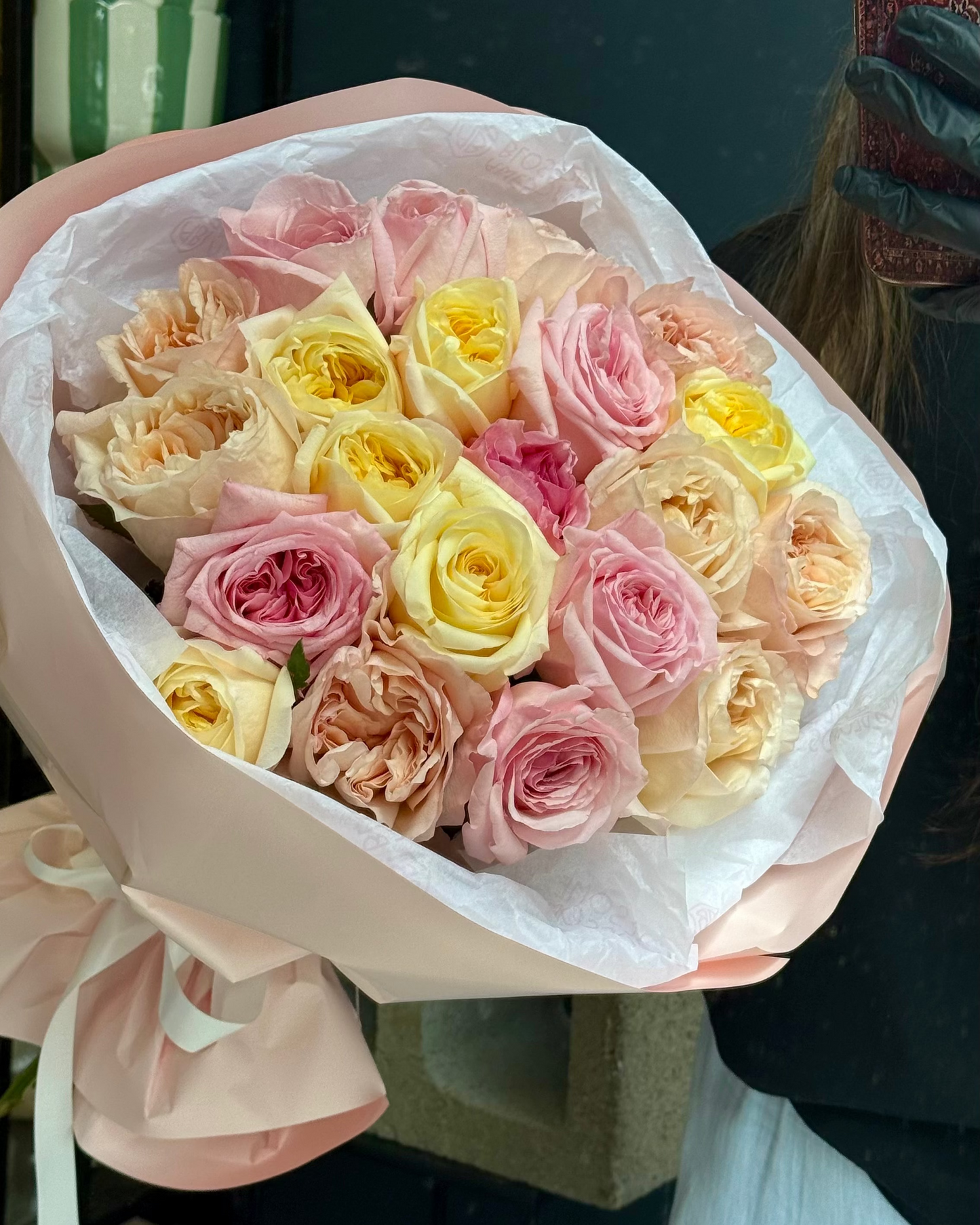 Garden roses mono bouquet