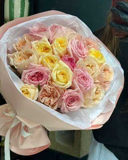 Garden roses mono bouquet