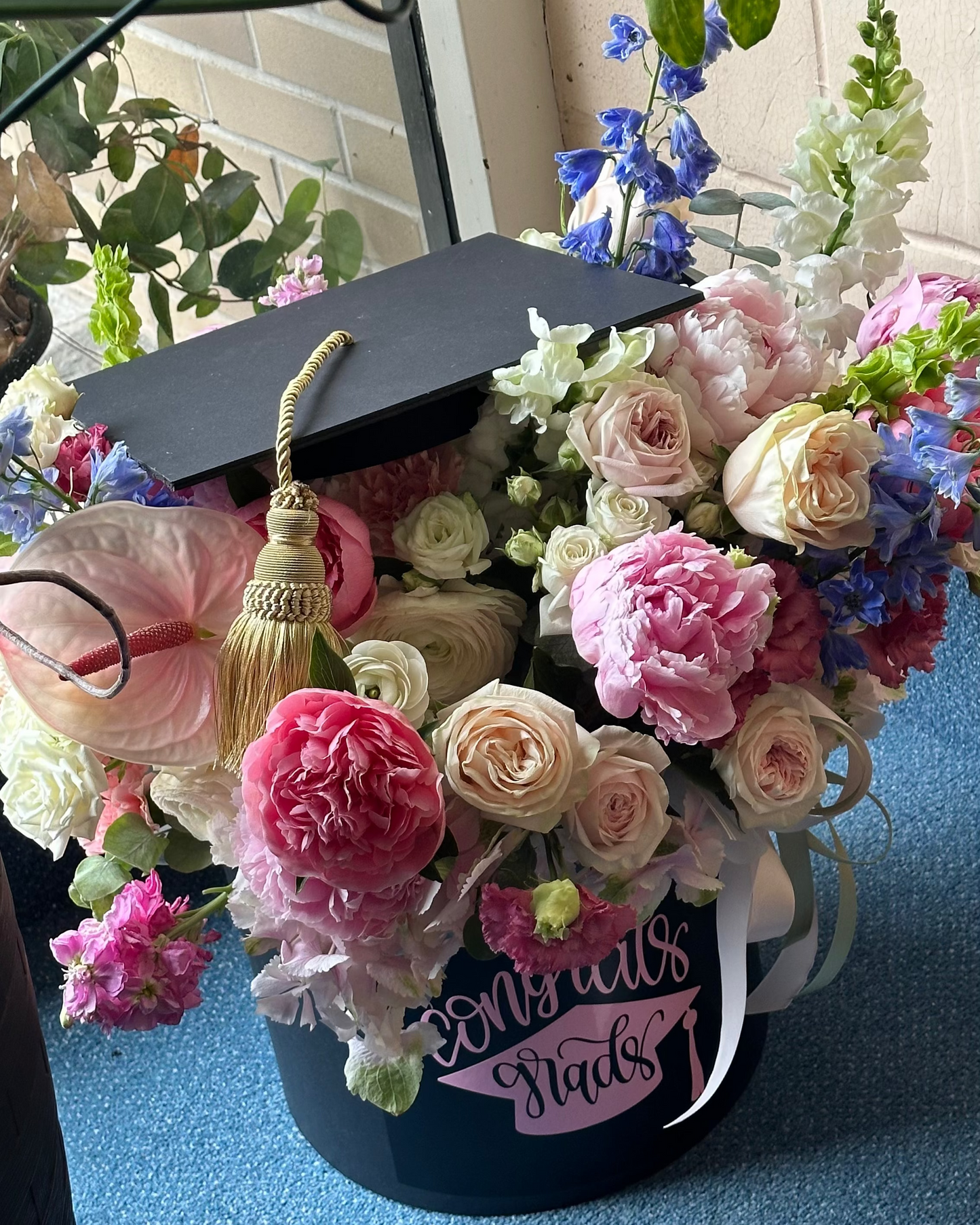 "Cap & Bloom" graduation box
